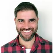 Profesor de ingles imparte clases a niños y adolescentes